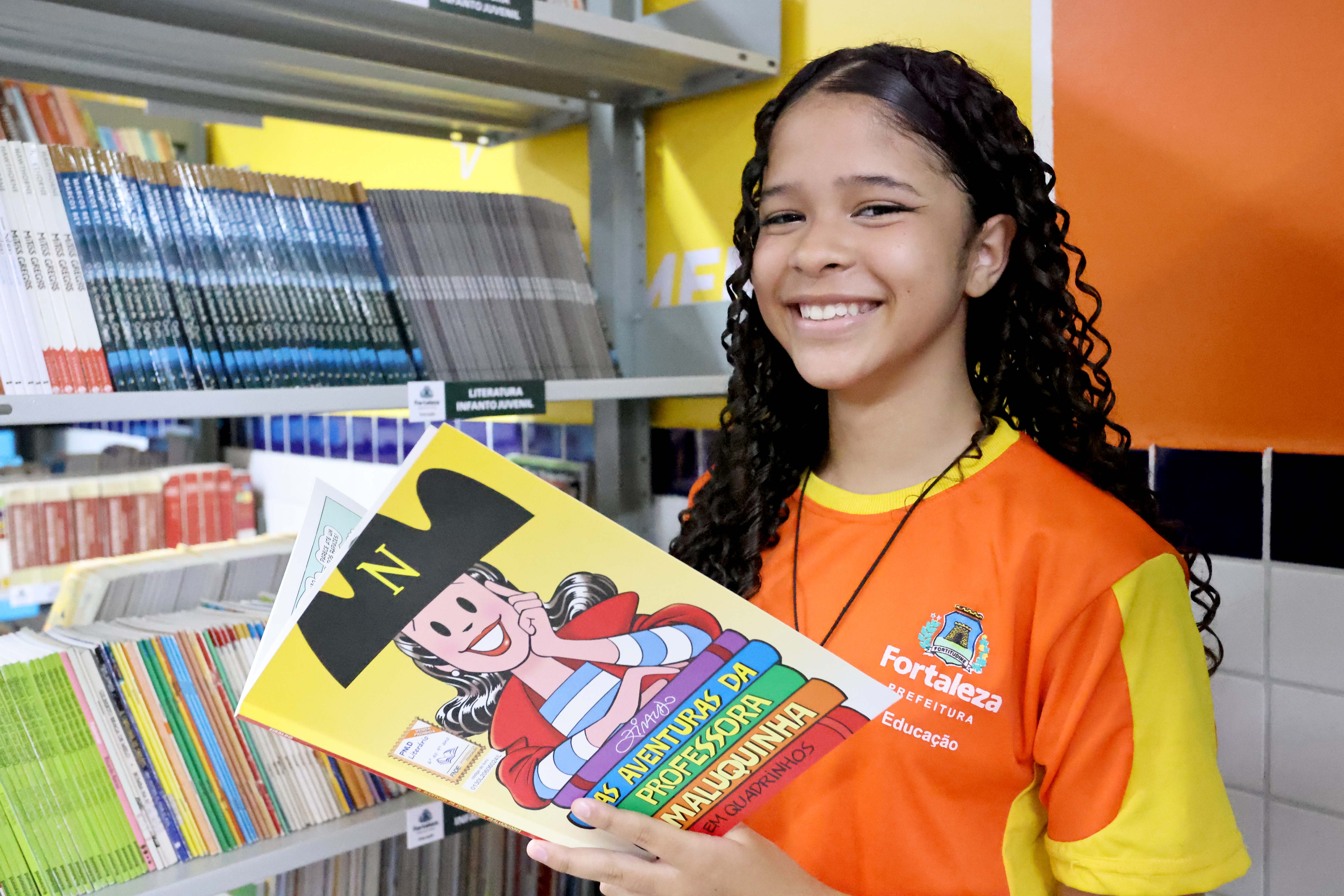 Maria Clara posa com um livro na mão